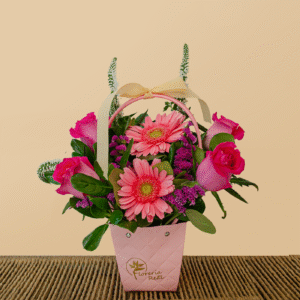 Canasta Rosada con Rosas y Gerberas – Regalo Perfecto para el Día de la Madre