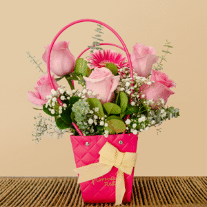 Arreglo Floral en Forma de Cartera Rosa con Rosas Rosadas – Detalle Fino para el Día de la Madre