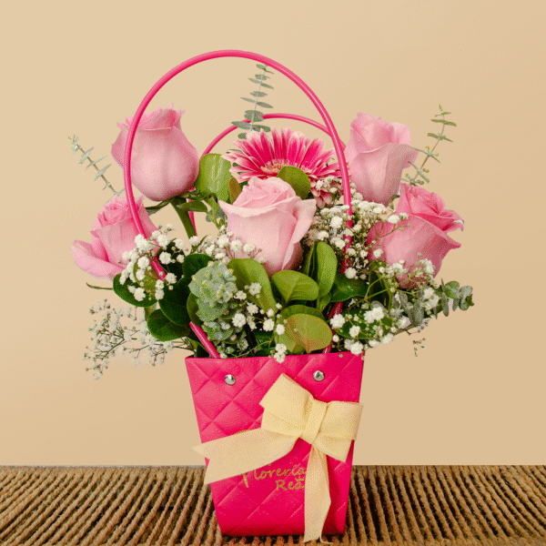 Arreglo Floral en Forma de Cartera Rosa con Rosas Rosadas – Detalle Fino para el Día de la Madre