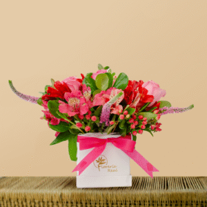 Caja Box Blanca con Listón Rosa y Flores Variadas – Arreglo Floral Delicado para el Día de la Madre